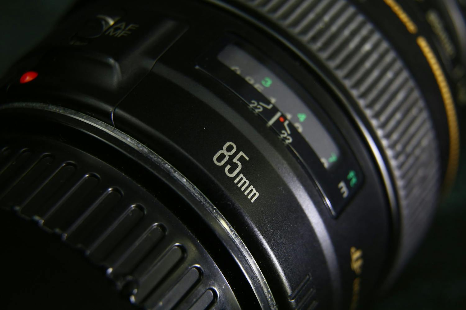 En bild av ett 85 mm-objektiv.